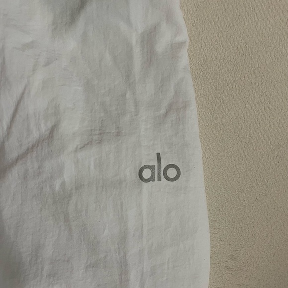 Alo Yoga NWT Cropped 1/4 Zip Alumni Pullover Lightweight Jacket in White Size L - Picture 12 of 12